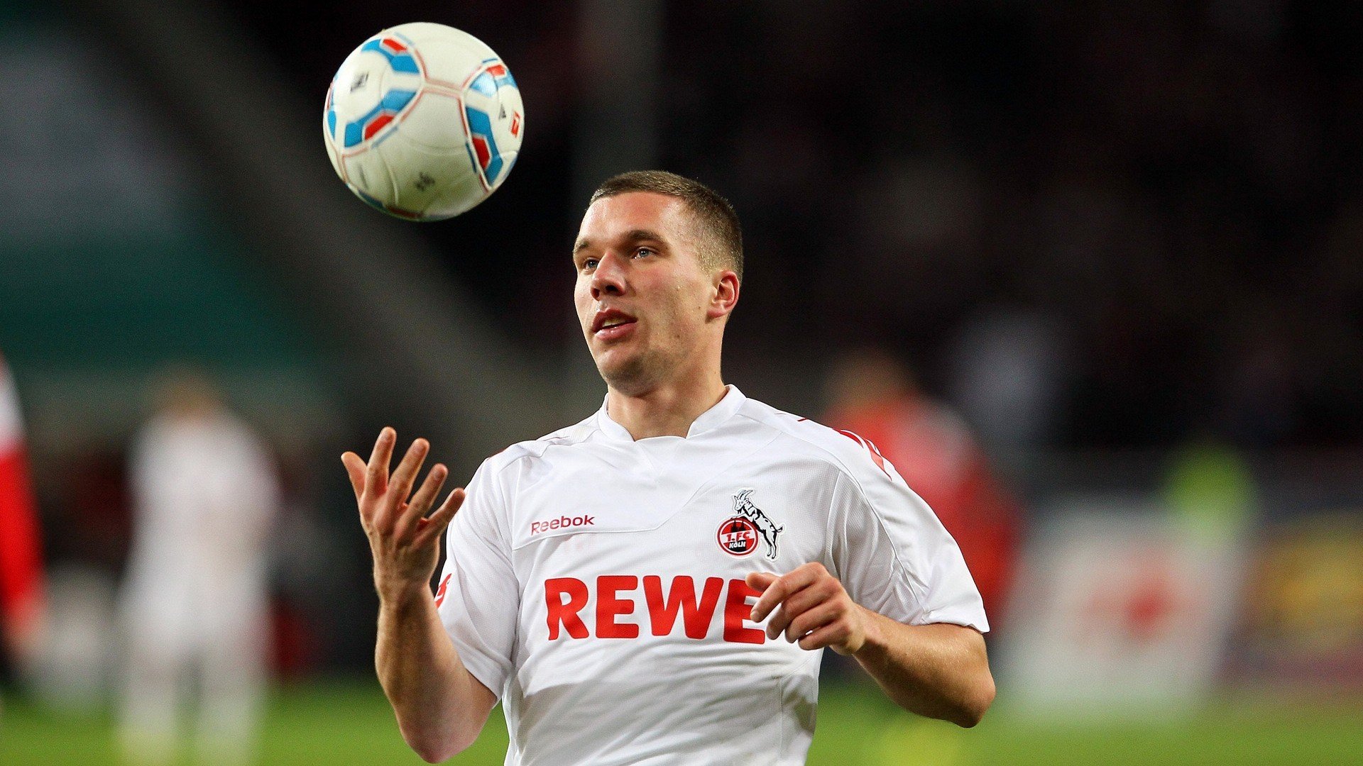 爱游戏体育-“尼古拉斯·桑特基的精准踢球和传球技巧，助力美洲狮队冲击世界冠军”